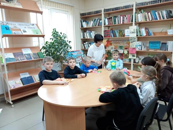 «Мамочке подарок приготовлю я». Поповская сельская библиотека
