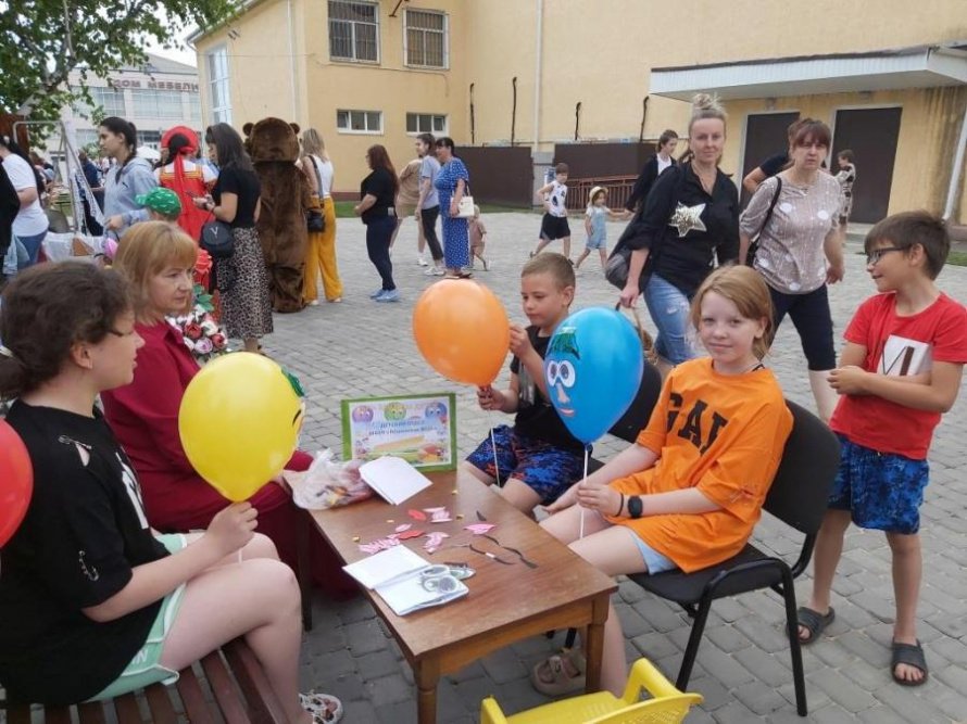 «Пусть детство звонкое смеётся»