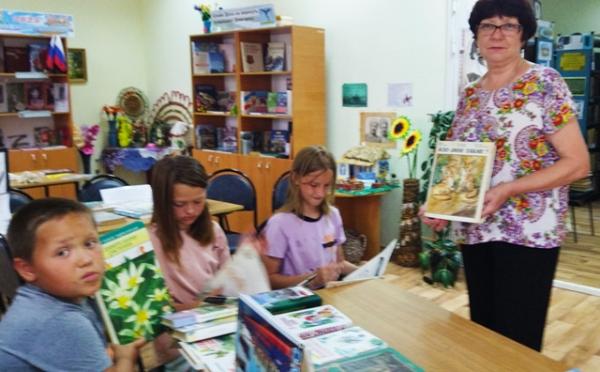 «На досуге летним днем в руки книгу мы берем!». Калининская сельская библиотека