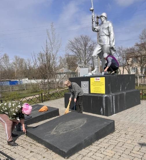 «Сохраняем память: субботник у памятника». Дубровская сельская библиотека
