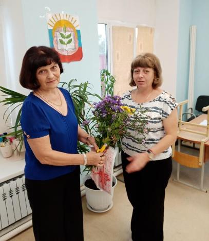 «Поздравьте учителя». Поповская сельская библотека