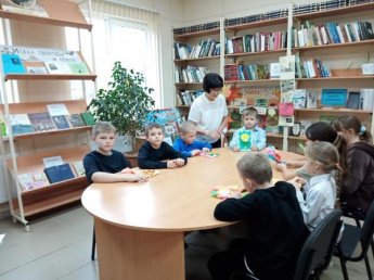 «Мамочке подарок приготовлю я». Поповская сельская библиотека