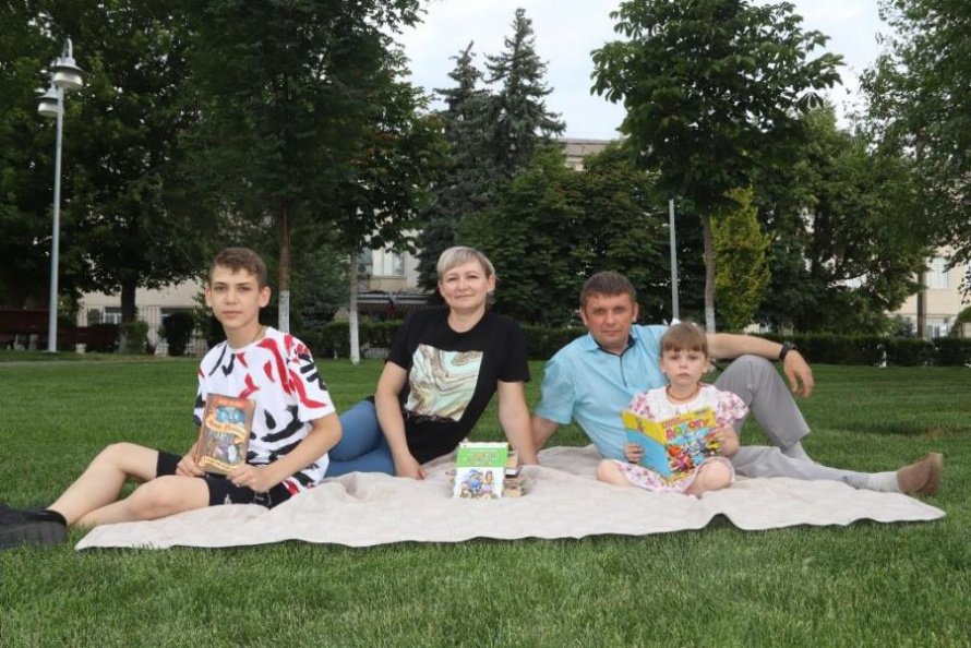 «Читают все!». Пятый выпуск семья Мелкумян